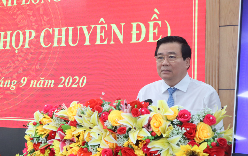 The Secretary of the Provincial Party Committee, Chairman of the Provincial People's Council - Pham Van Ranh delivers the opening speech at the meeting