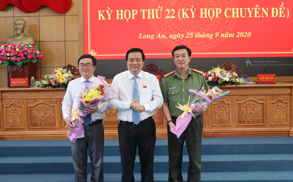 Secretary of the Provincial Party Committee, Chairman of the Provincial People's Council - Pham Van Ranh presents flowers to congratulate Mr. Nguyen Anh Viet and Colonel Lam Minh Hong