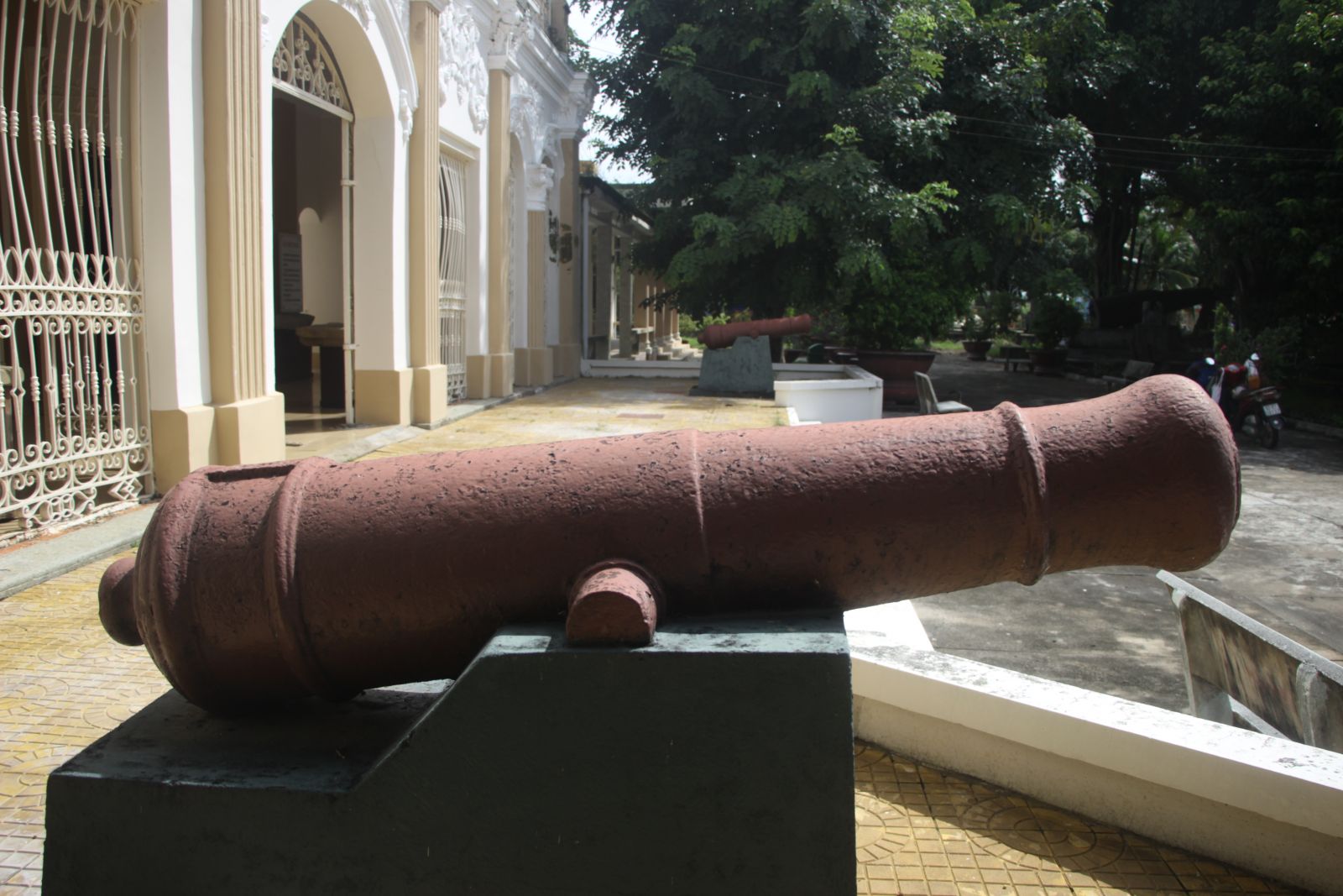 Khẩu thần công cỡ cối 80 được cho là vũ khí của nghĩa quân Võ Duy Dương còn sót lại được đặt tại Bảo tàng Thư viện tỉnh