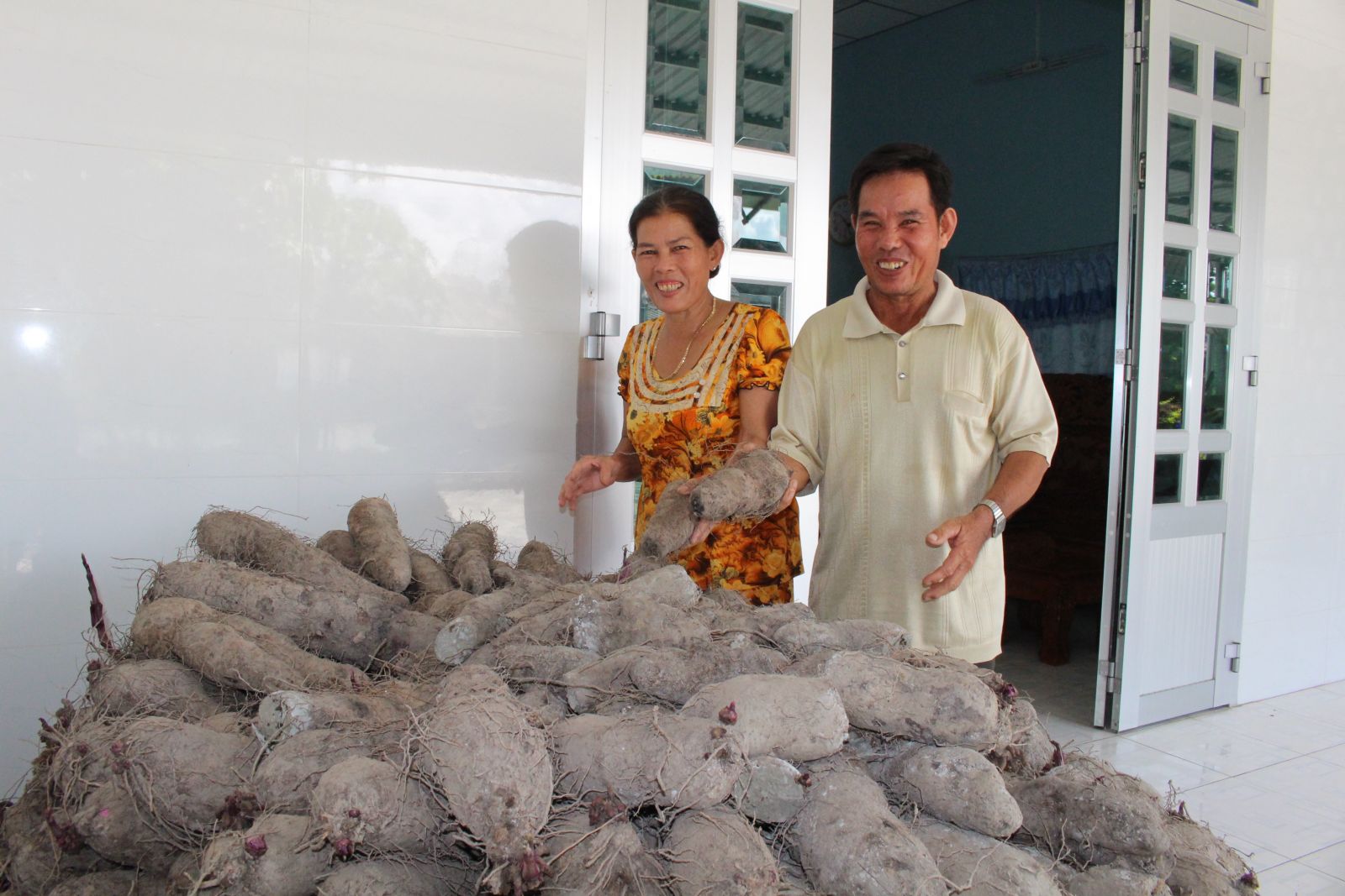 Vợ chồng ông Phạm Văn Vũ và bà Huỳnh Thị Hương (khu phố 1, thị trấn Thạnh Hóa, huyện Thạnh Hóa, tỉnh Long An) trước đây rất nghèo khó, nhưng với sự đồng lòng vượt khó, đến nay gia đình ông không chỉ ổn định kinh tế mà các con đều ăn học thành tài.