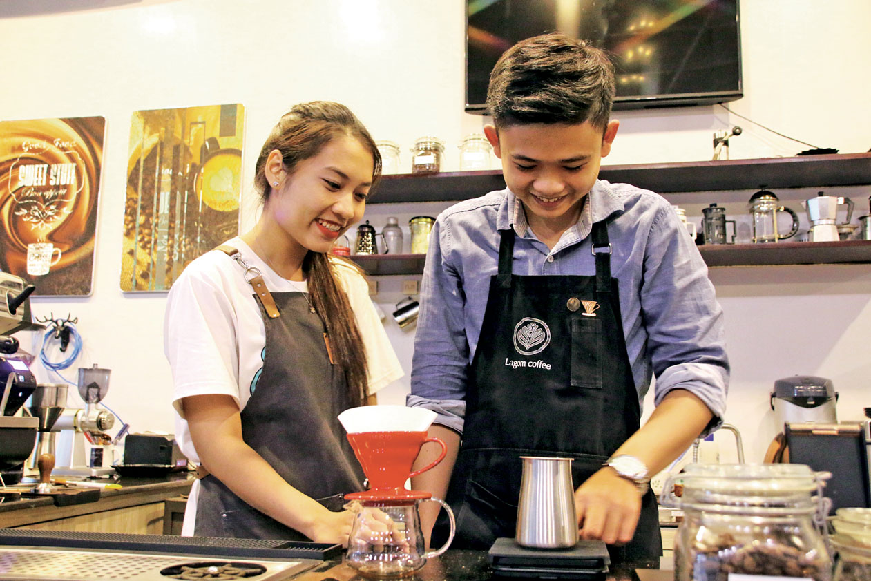 Nghề pha chế thức uống - Đam mê, sáng tạo để thành công Bảo Châu và Minh Sang được “truyền lửa” niềm đam mê với nghề pha chế từ anh Ngô Minh Thắng