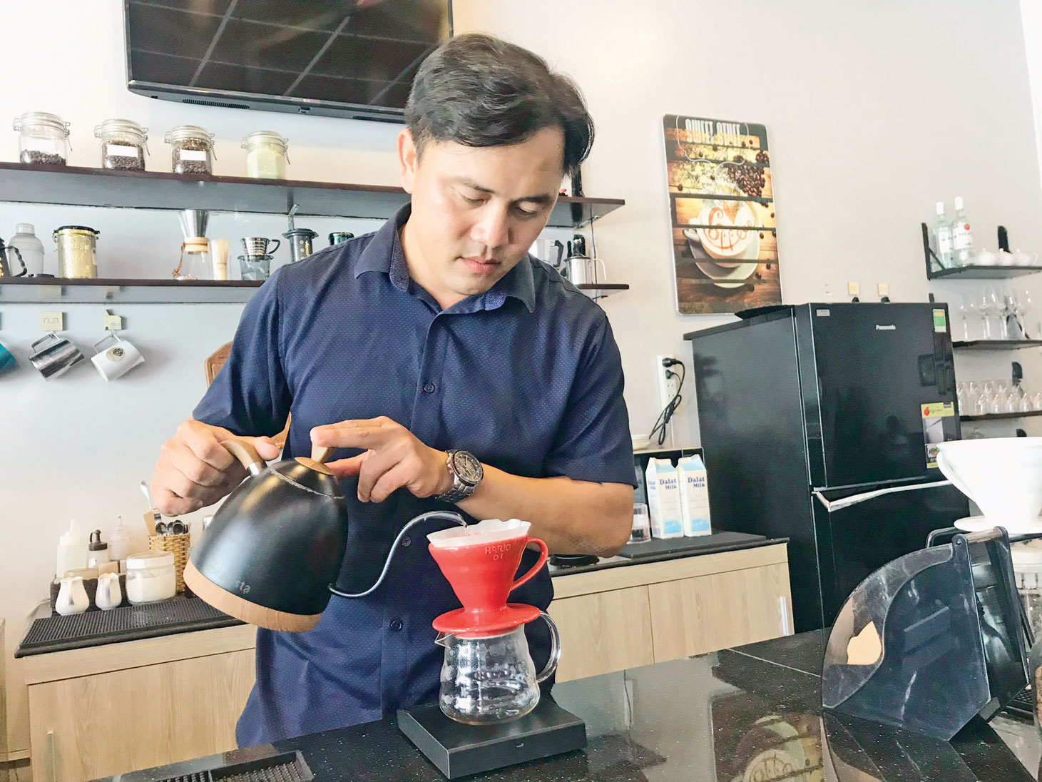 Cà phê qua bàn tay barista sẽ được tôn lên hương vị đặc trưng, trọn vẹn nhất, đánh thức được các giác quan của người thưởng thức