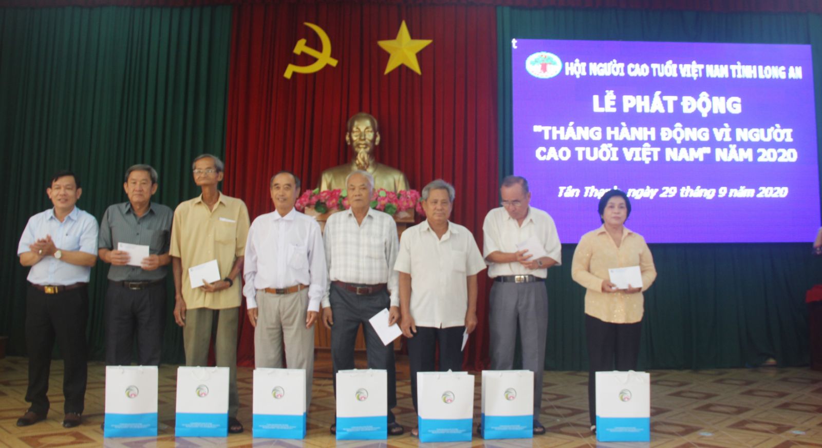 Hưởng ứng “Tháng hành động vì người cao tuổi”, Ban Đại diện Hội NCT tỉnh đã trao tặng 20 suất quà cho các hội viên NCT tiêu biểu trên địa bàn huyện Tân Thạnh