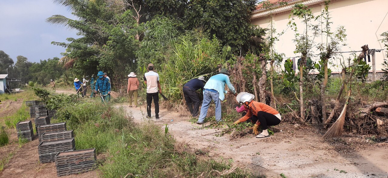 Cán bộ, đảng viên xã Thủy Đông cùng người  dân ra quân vệ sinh môi trường