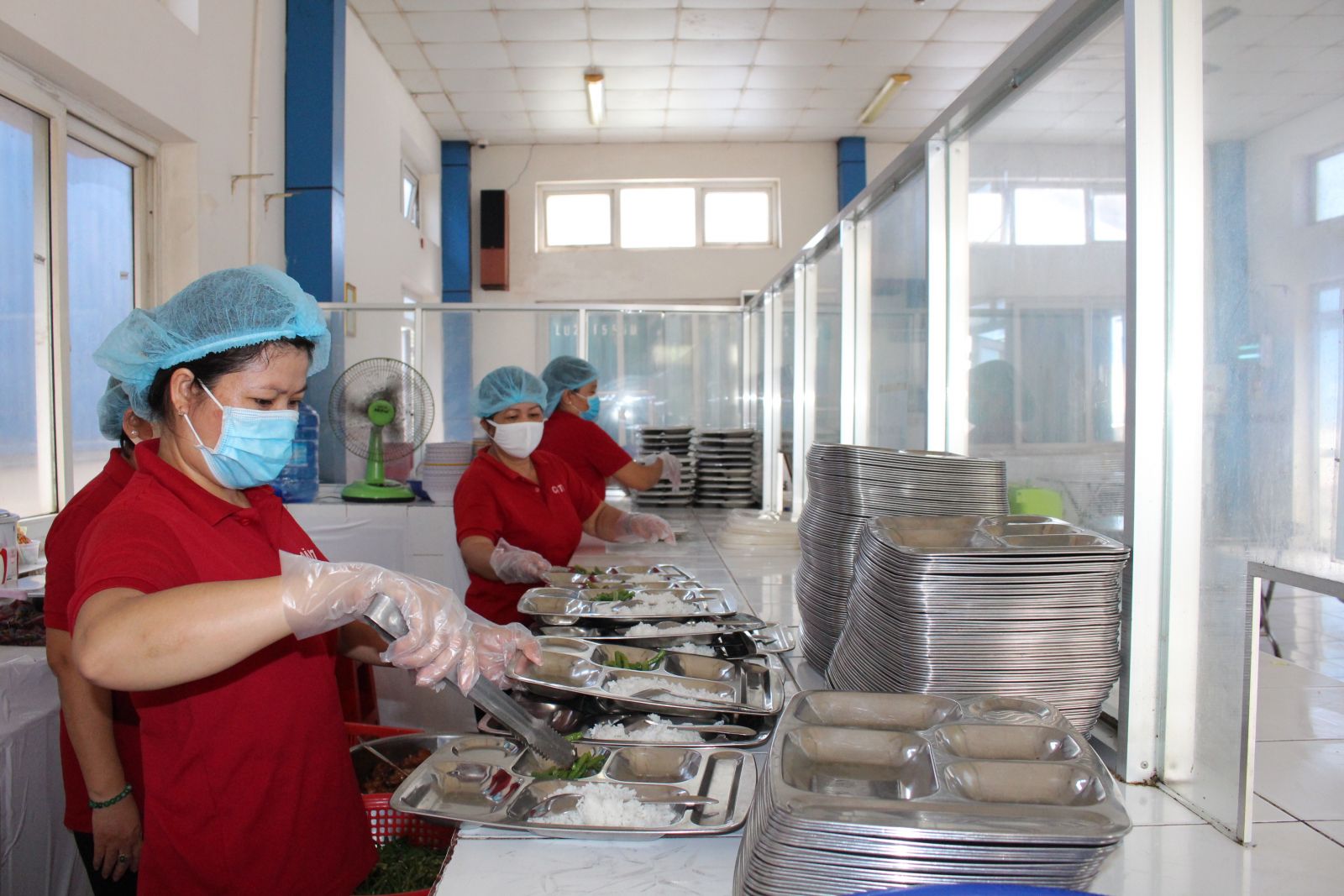 Bảo đảm an toàn thực phẩm từ bếp ăn tập thể cho công nhân, lao động đóng vai trò quan trọng