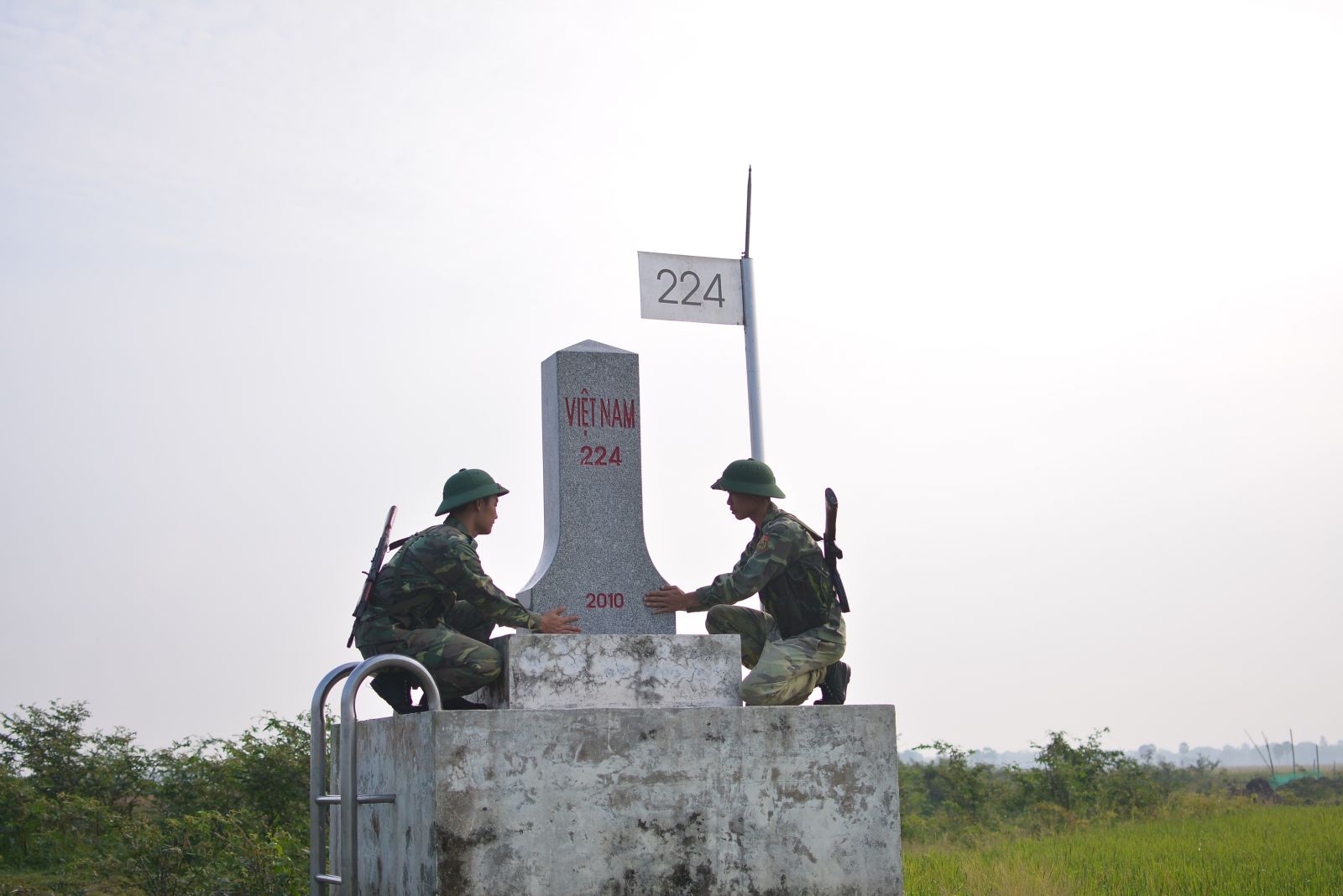 Cán bộ, chiến sĩ bộ đội biên phòng tham gia tuần tra bảo vệ đường biên, cột mốc