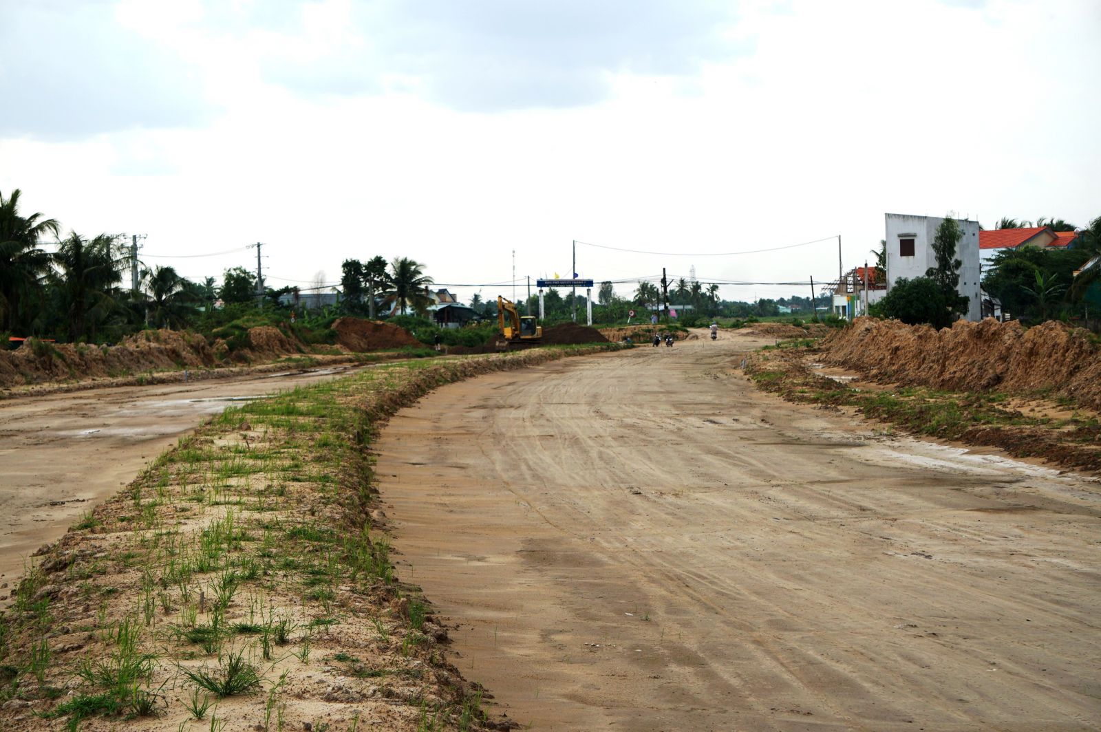 Site clearance for Ring Road project of Tan An city and bridge over the Vam Co Tay river strived to complete In the last 3 months of the year, the city strives to complete the site clearance for the Ring road project