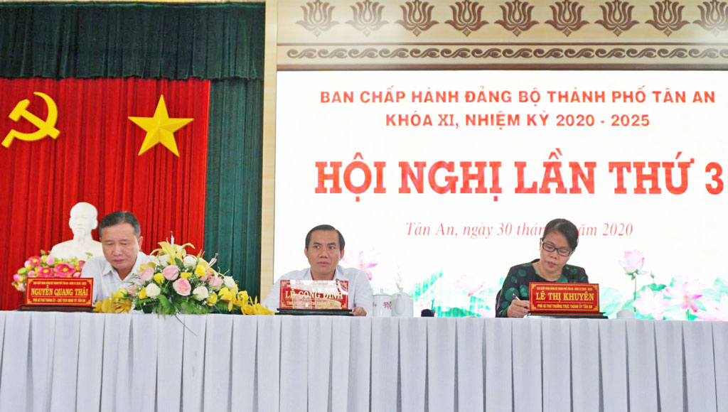 Site clearance for Ring Road project of Tan An city and bridge over the Vam Co Tay river strived to complete Comrades chaired the conference