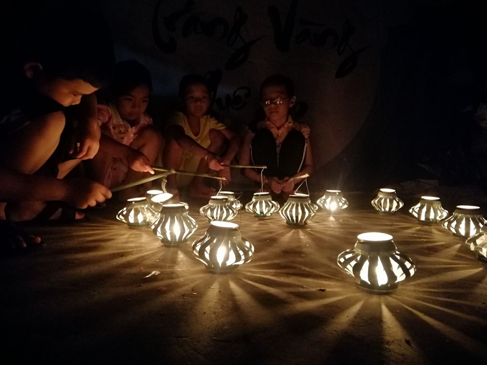 Trẻ em Bình Hòa Tây rước đèn bằng đèn vỏ lon của Câu lạc bộ Thiện nguyện Cỏ Bốn Lá tặng 