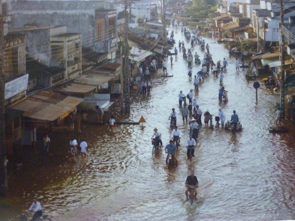Thị trấn Thủ Thừa mùa lũ năm 2000 (ảnh địa phương cung cấp)