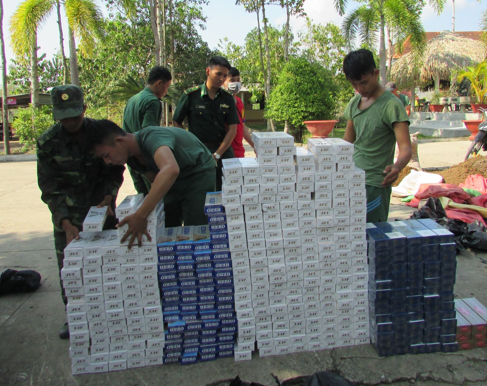 Chống buôn lậu vẫn vất vả ngày, đêm Thuốc lá lậu bị thu giữ