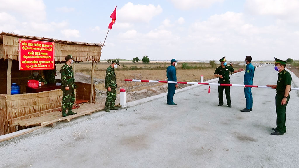 Chốt biên phòng chống dịch và ngăn chặn buôn lậu ở biên giới