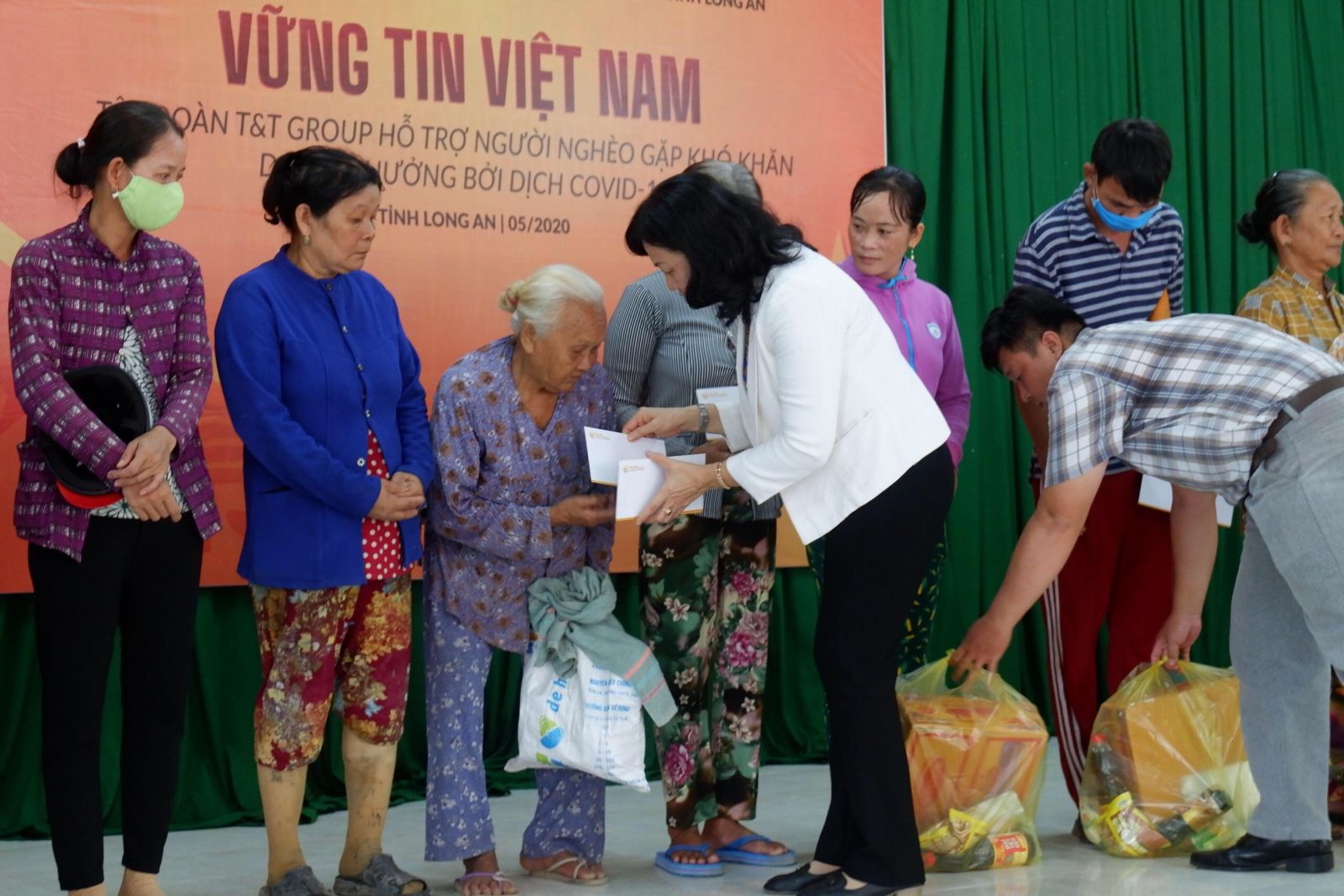 Phó Chủ tịch UBMTTQ Việt Nam tỉnh - Phạm Ngọc Tiệp tặng quà cho người dân có hoàn cảnh khó khăn