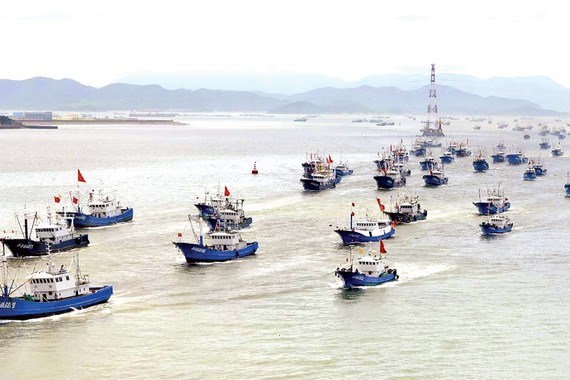 Chinese fishing vessels in the East Sea (Photo: sggp.org.vn)