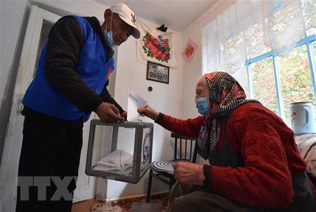 Cử tri cao tuổi bỏ phiếu tại một hòm phiếu di động ở Bishkek, Kyrgyzstan. (Ảnh: AFP/TTXVN)