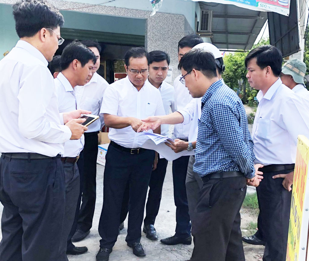 Permanent Deputy Secretary of the Provincial Party Committee - Nguyen Van Duoc together with representatives of provincial departments, branches and units do a survey on the route Provincial Road (PR) 830 on September 7