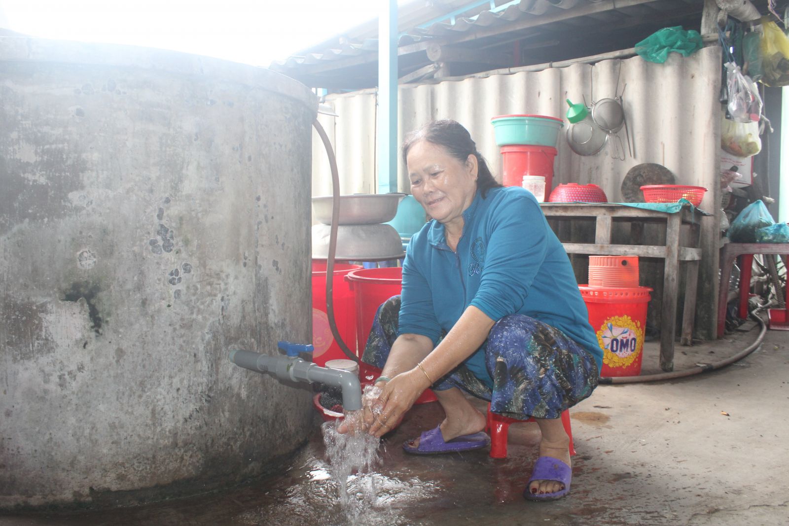 Bà Nguyễn Thị Kim Ngân được vay vốn Chương trình Nước sạch và Vệ sinh môi trường để đầu tư đường ống và xây dựng nhà tiêu