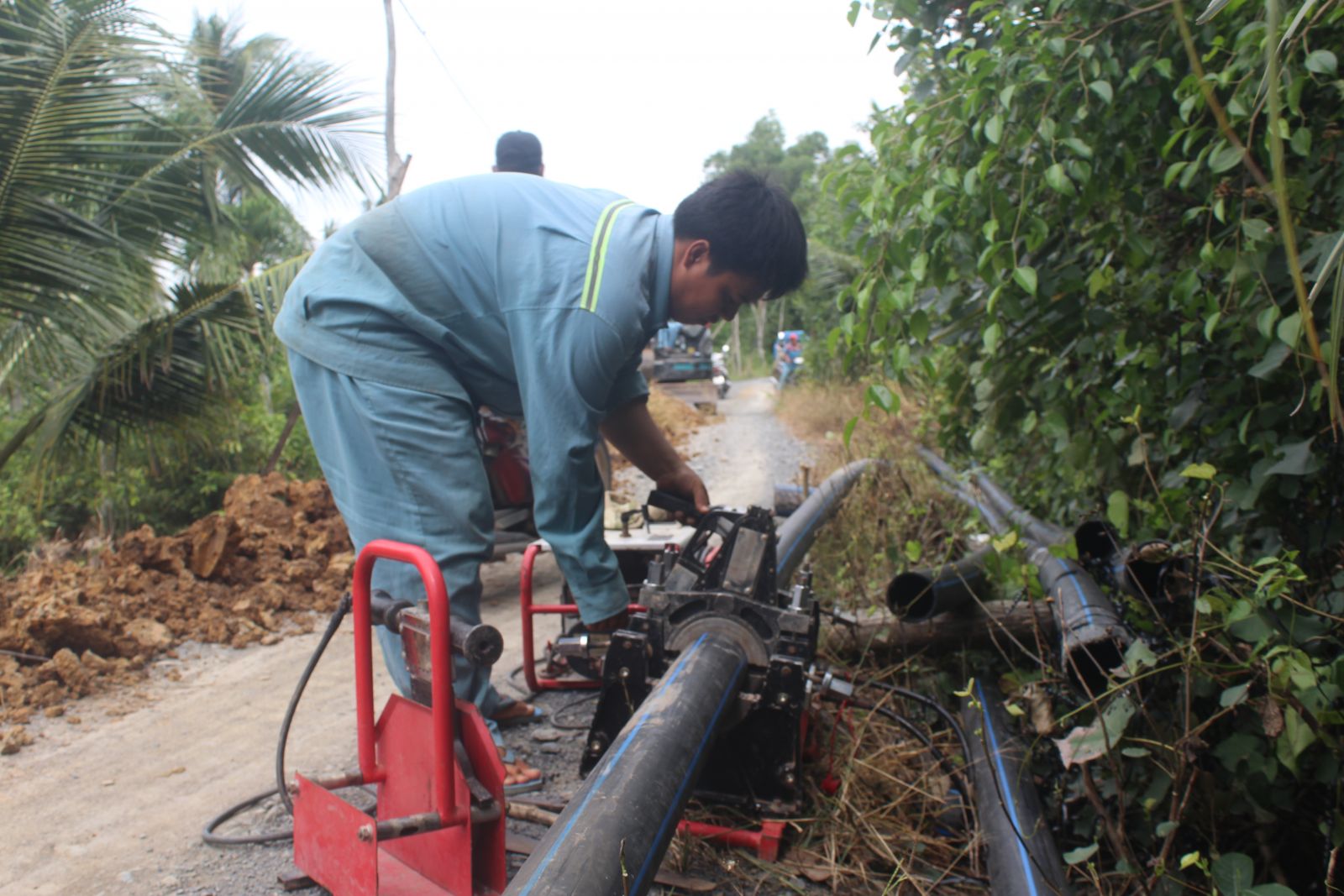 Huyện đang thi công đường ống đưa nước sạch về với người dân