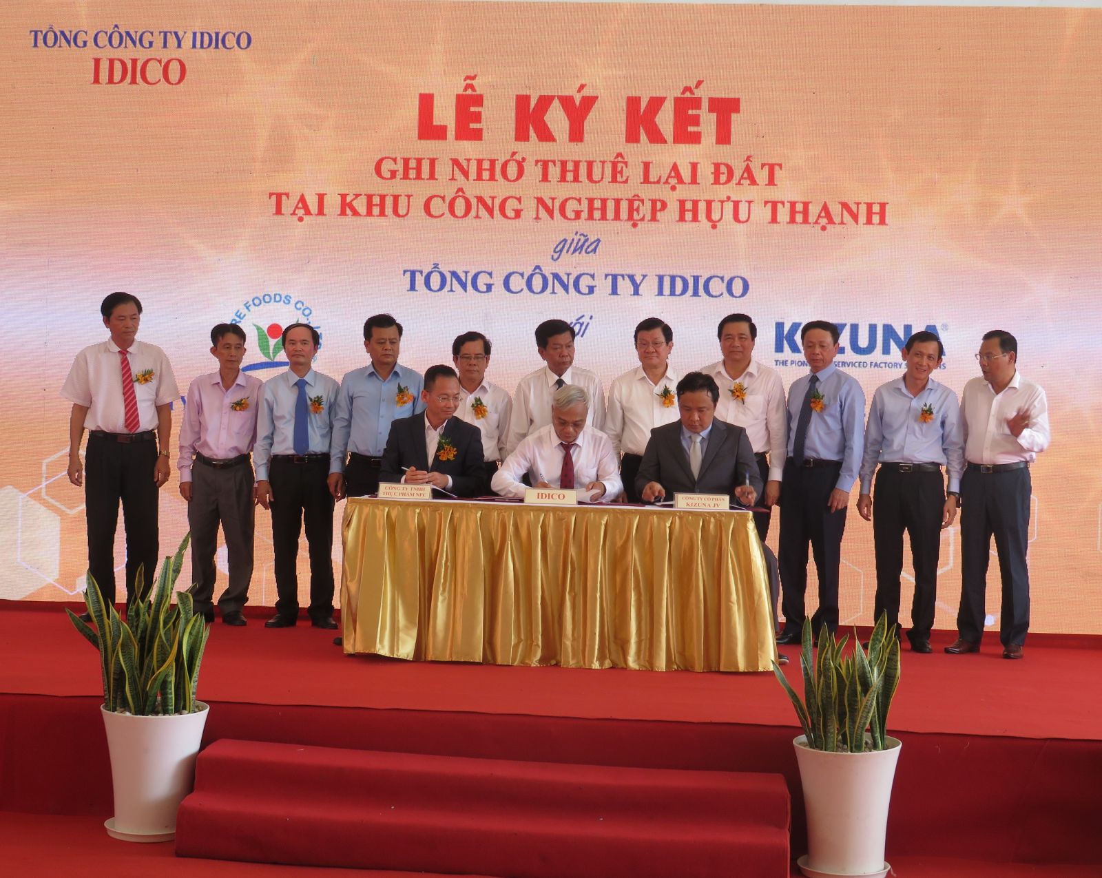 Lãnh đạo tỉnh tham dự và chứng kiến các thỏa thuận hợp tác của nhà đầu tư Khu công nghiệp Hựu Thạnh và đối tác