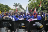 Biểu tình chống dự luật mới tại Indonesia: 9.000 nhân viên an ninh bảo vệ dinh Tổng thống