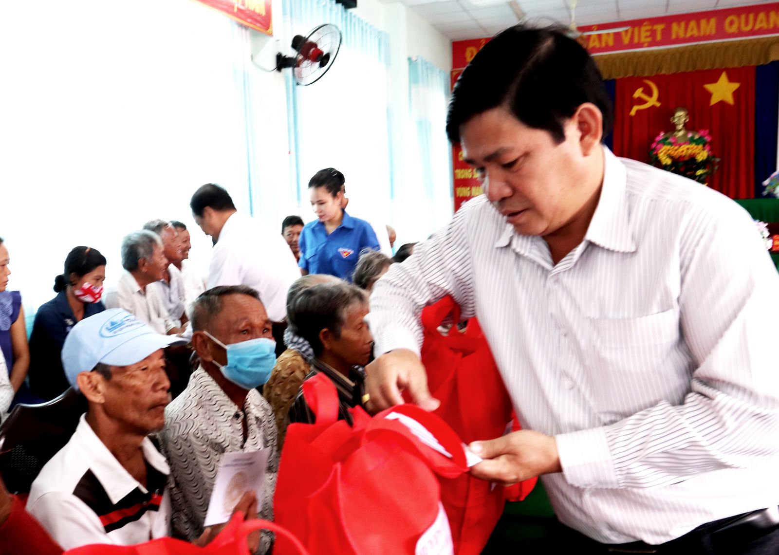 Đồng chí Nguyễn Văn Đát - Tỉnh ủy viên, Bí thư Huyện ủy, tặng quà gia đình chính sách