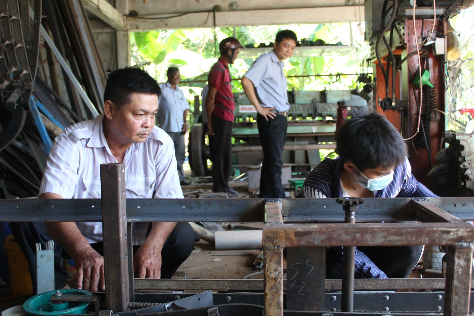 Ông Phạm Thành Đồng hướng dẫn thợ làm lưỡi cắt