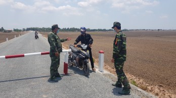 Đức Huệ: Chủ động phòng, chống buôn lậu thuốc lá trên tuyến biên giới