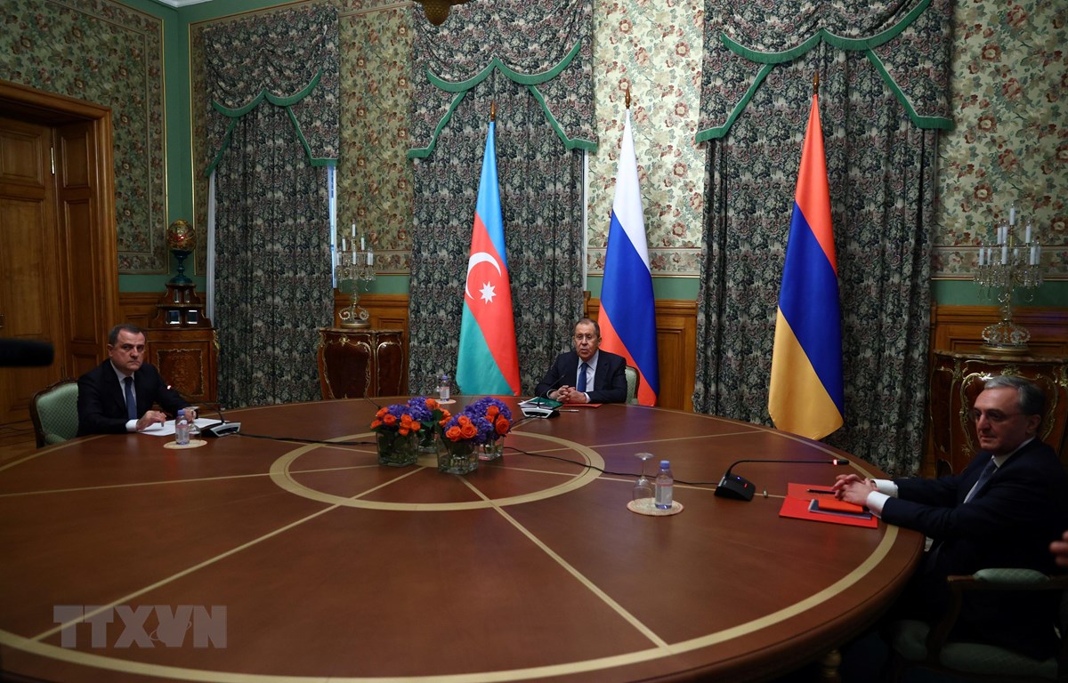 Ngoại trưởng Nga Sergei Lavrov (giữa) chủ trì cuộc đàm phán cấp cao giữa Ngoại trưởng Armenia Zohrab Mnatsakanyan và Ngoại trưởng Azerbaijan Jeyhun Bayramov tại Moskva ngày 9/10/2020. (Ảnh: AFP/TTXVN)