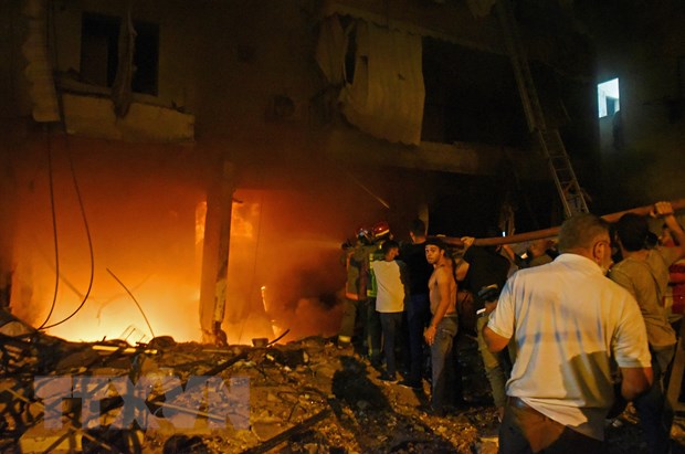 Lực lượng cứu hỏa nỗ lực dập lửa tại hiện trường vụ nổ bể chứa nhiên liệu ở Beirut, Liban, ngày 9/10/2020. (Ảnh: AFP/ TTXVN)