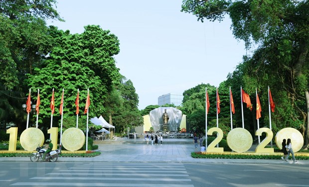 Ý nghĩa những tên gọi của Hà Nội qua các thời kỳ lịch sử Khu vực tượng đài Lý Thái Tổ chào mừng 1.010 năm Thăng Long-Hà Nội. (Ảnh: Hoàng Hiếu/TTXVN)