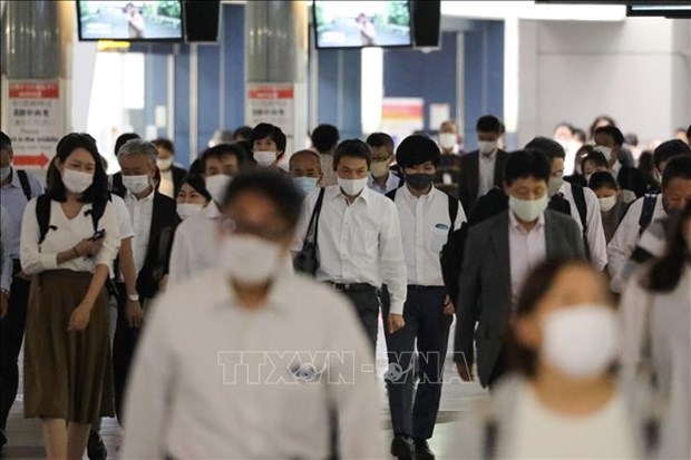 Vietnam, Japan to allow resumption of short-term business trips People with face masks walk in a subway station in Tokyo (Photo: Xinhua/VNA)