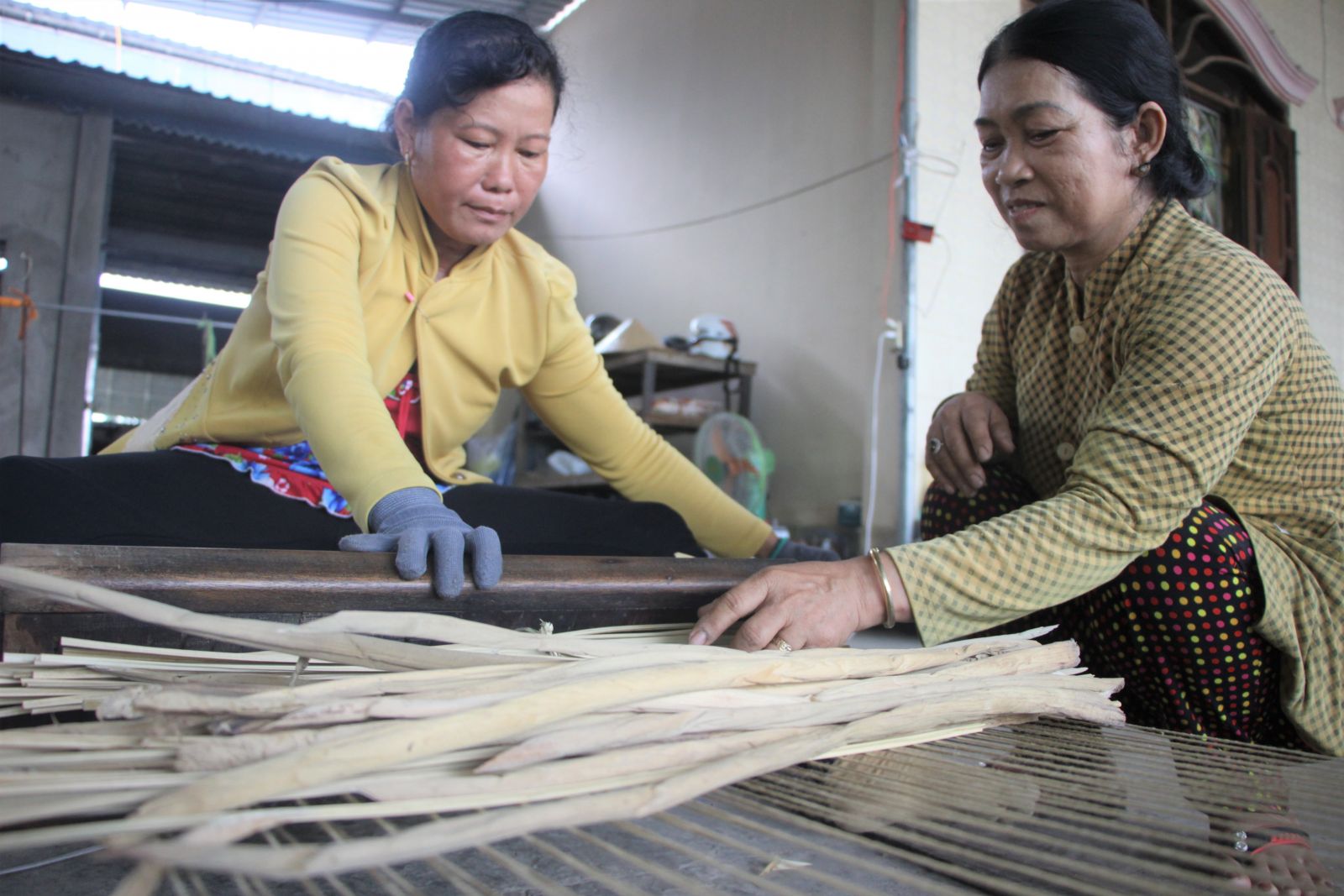 Nghề đan lục bình giúp nhiều phụ nữ có thêm thu nhập
