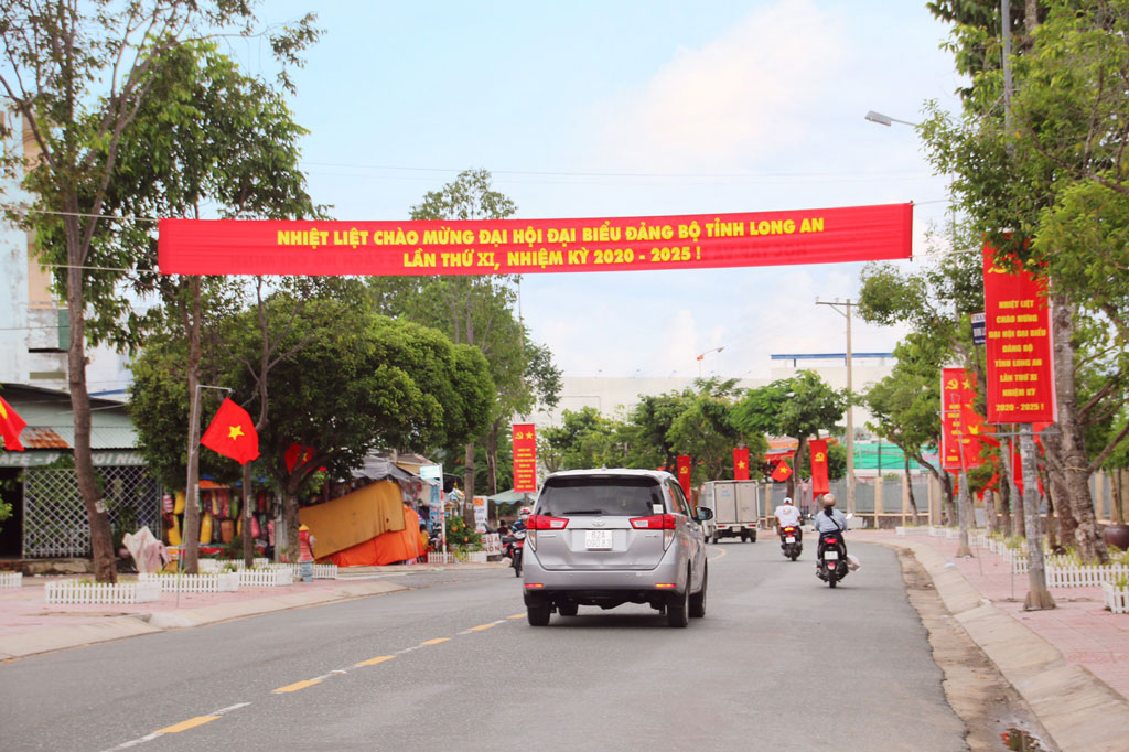 Flowers, flags, bandroles and banners are filled along the roads to welcome  the Congress