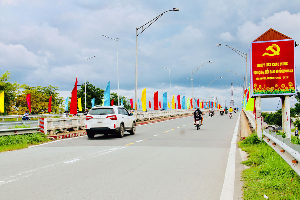 Flowers, flags, bandroles and banners are filled along the roads to welcome  the Congress