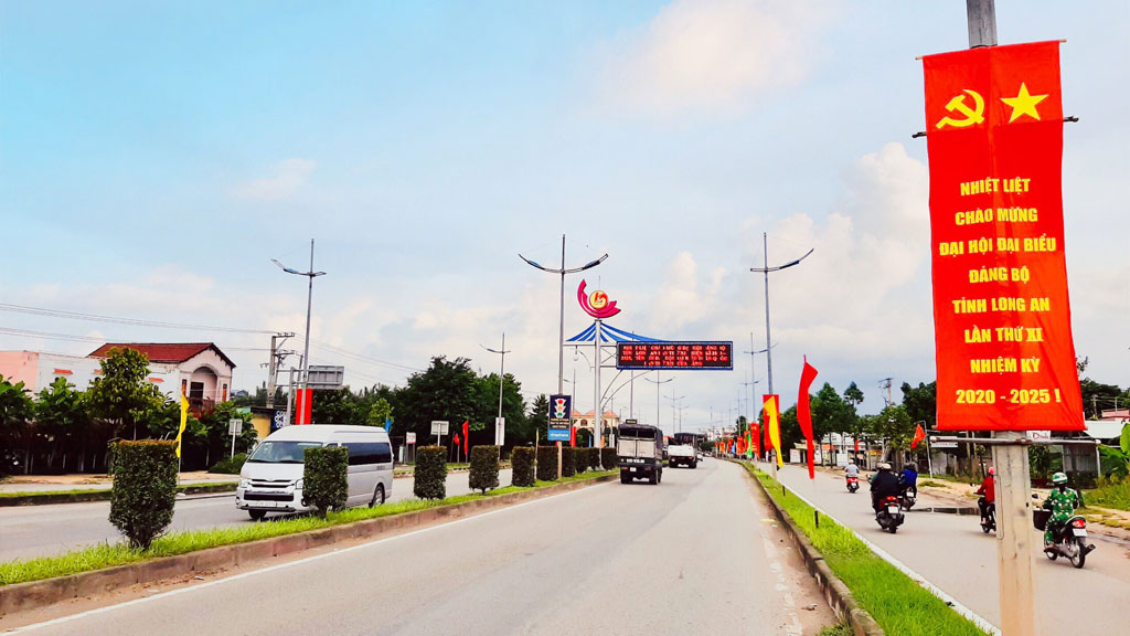 The appearance of Long An province is decorated with the beauty, lighting system and decorative beautiful lights 