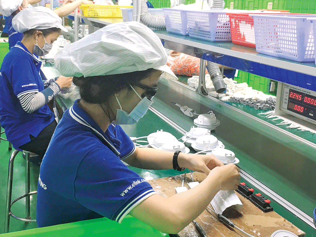 Công nhân Công ty TNHH Sáng Việt, huyện Bến Lức đang sản xuất (Ảnh: Mai Hương)