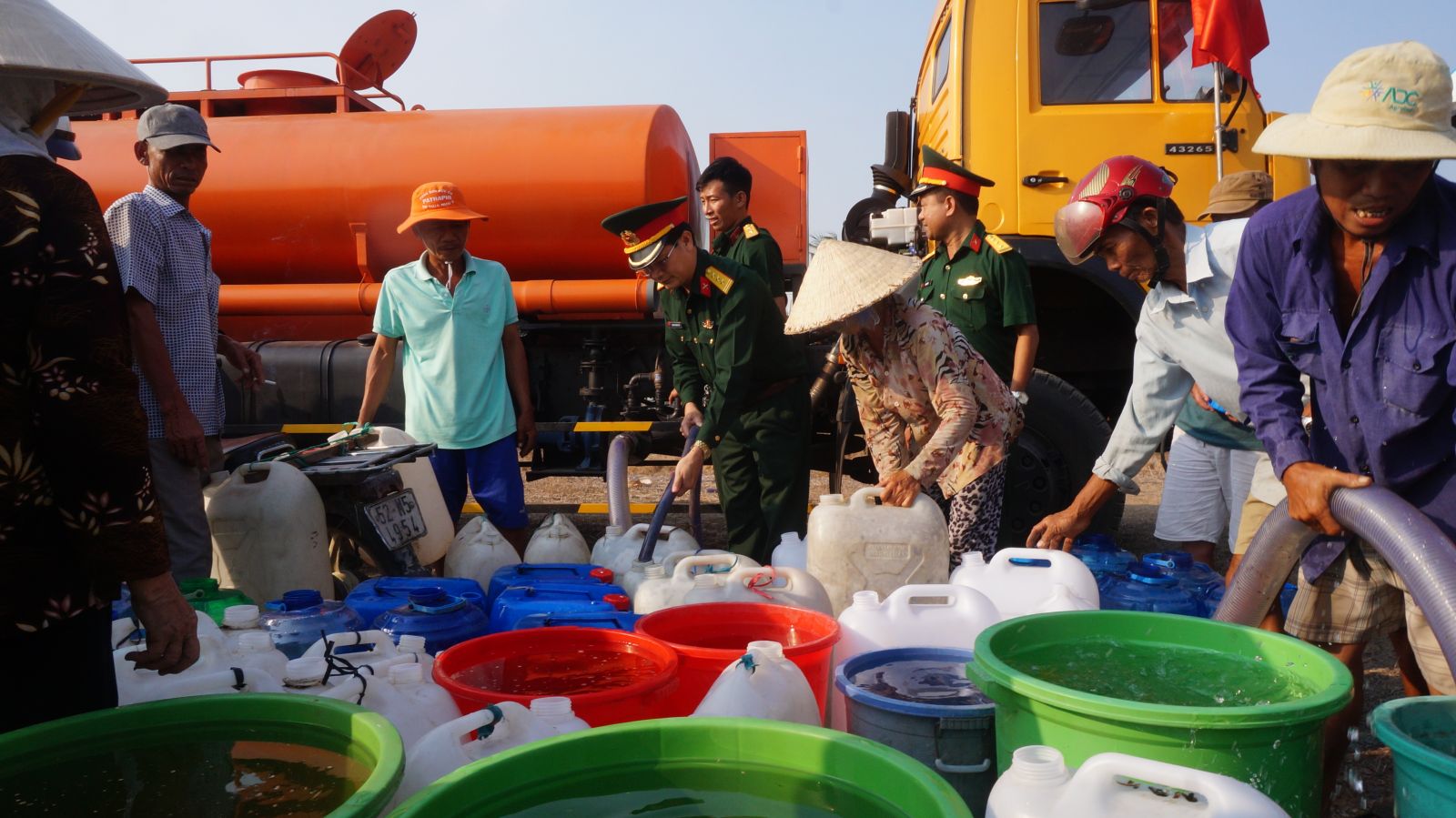 Trong mùa hạn, mặn 2020, bộ đội đã chở nước sạch cấp miễn phí cho hàng ngàn hộ dân ở huyện  Cần Giuộc, Tân Trụ