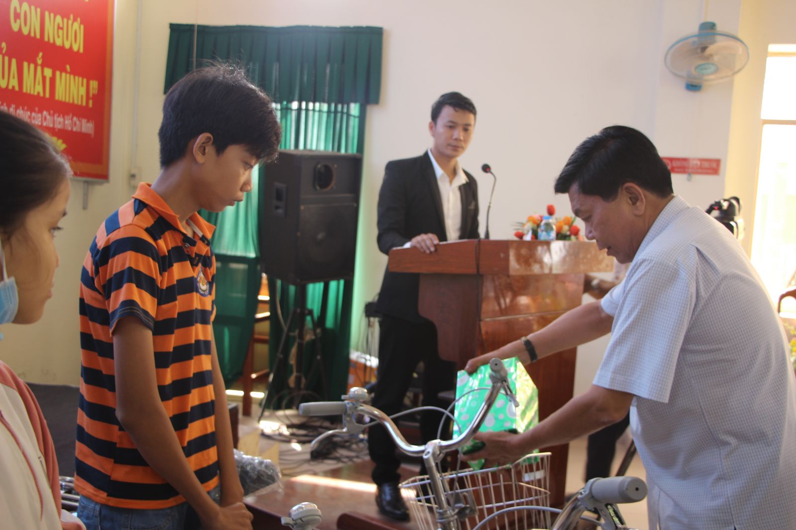 Phó Bí thư Tỉnh ủy, Chủ tịch UBND tỉnh – Trần Văn Cần tặng xe đạp, quà cho học sinh nghèo trên địa bàn huyện Châu Thành