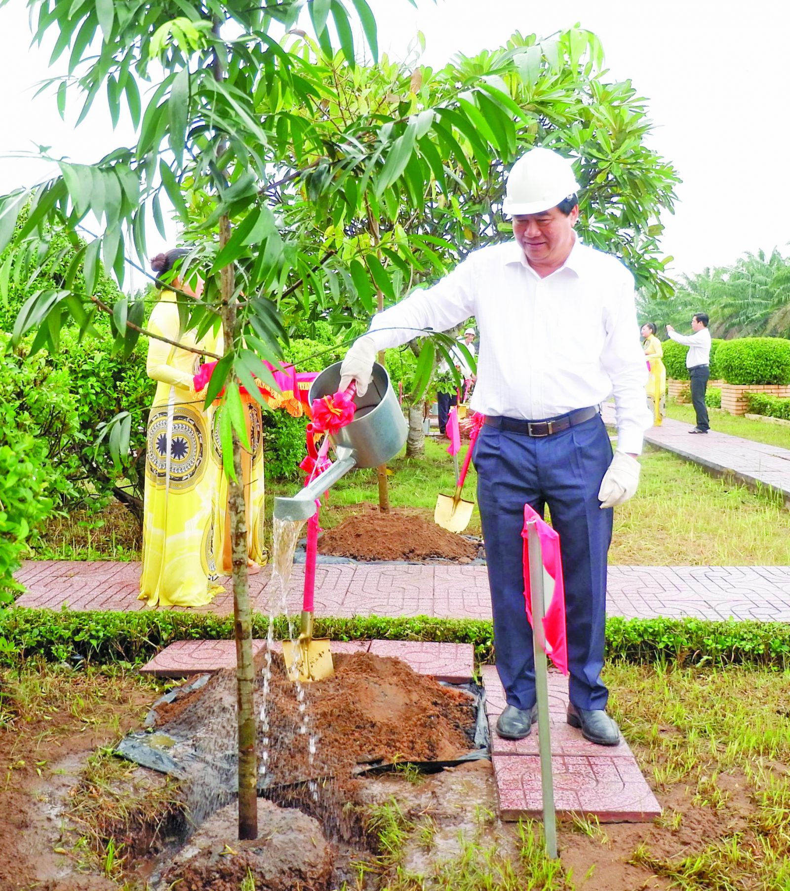 Secretary of the Provincial Party Committee, Chairman of the Provincial People's Council - Pham Van Ranh plants trees donated by the Ho Chi Minh relic at Presidential Palace