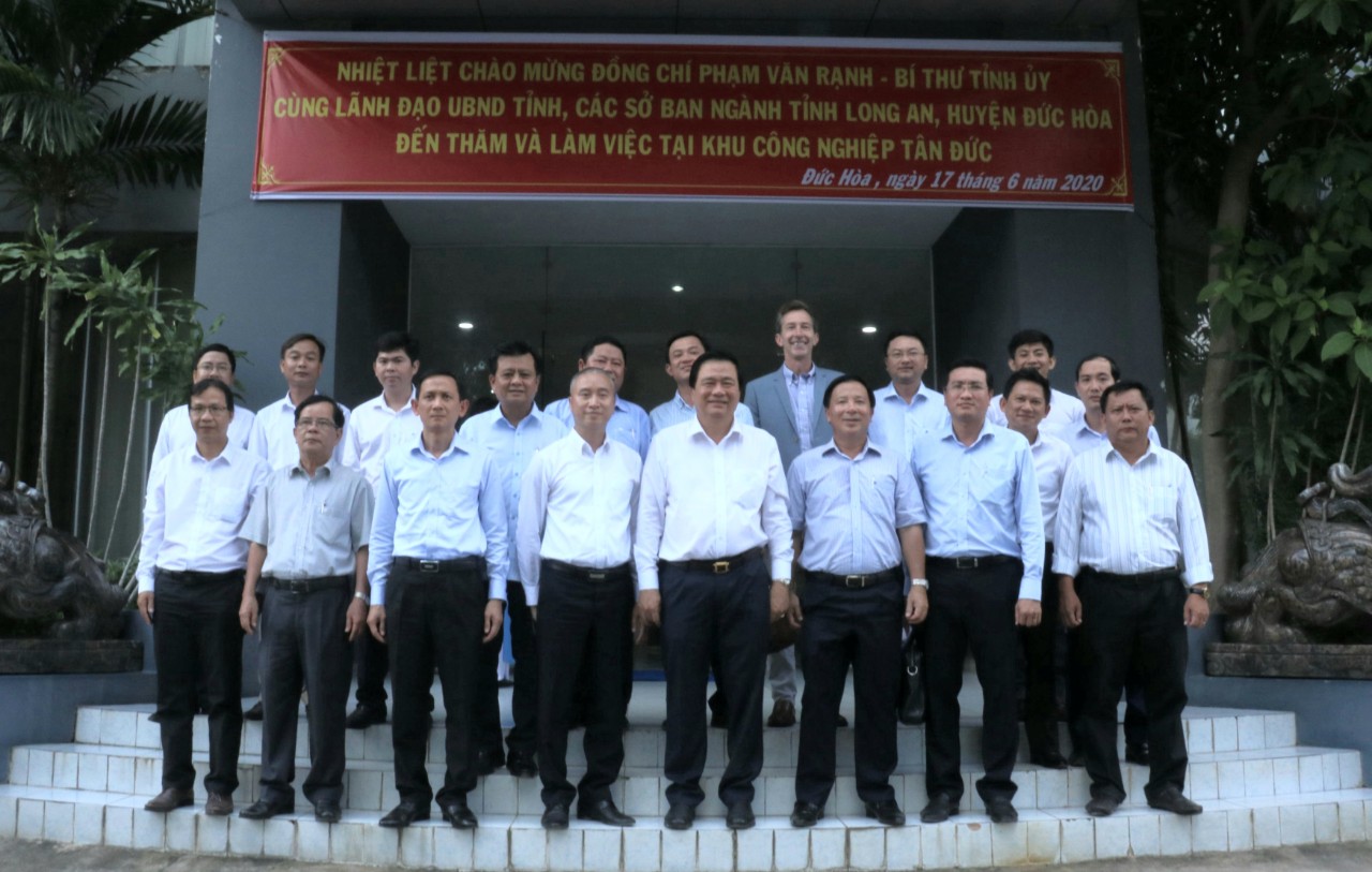 Provincial leaders visit and work at Tan Duc Industrial Park (Photo: Thanh My)