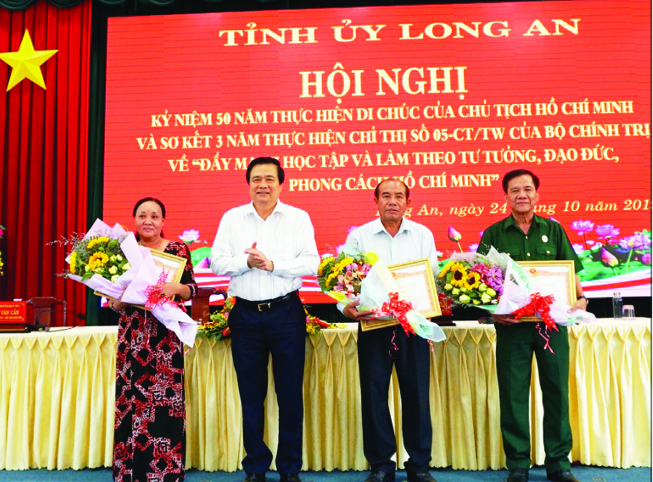 Secretary of the Provincial Party Committee, Chairman of the Provincial People's Council - Pham Van Ranh award the Prime Minister's certificates of merit to collectives and 2 individuals with achievements in the implementation of Directive 05 from 2016-2019 (Photo: Thanh Nga)