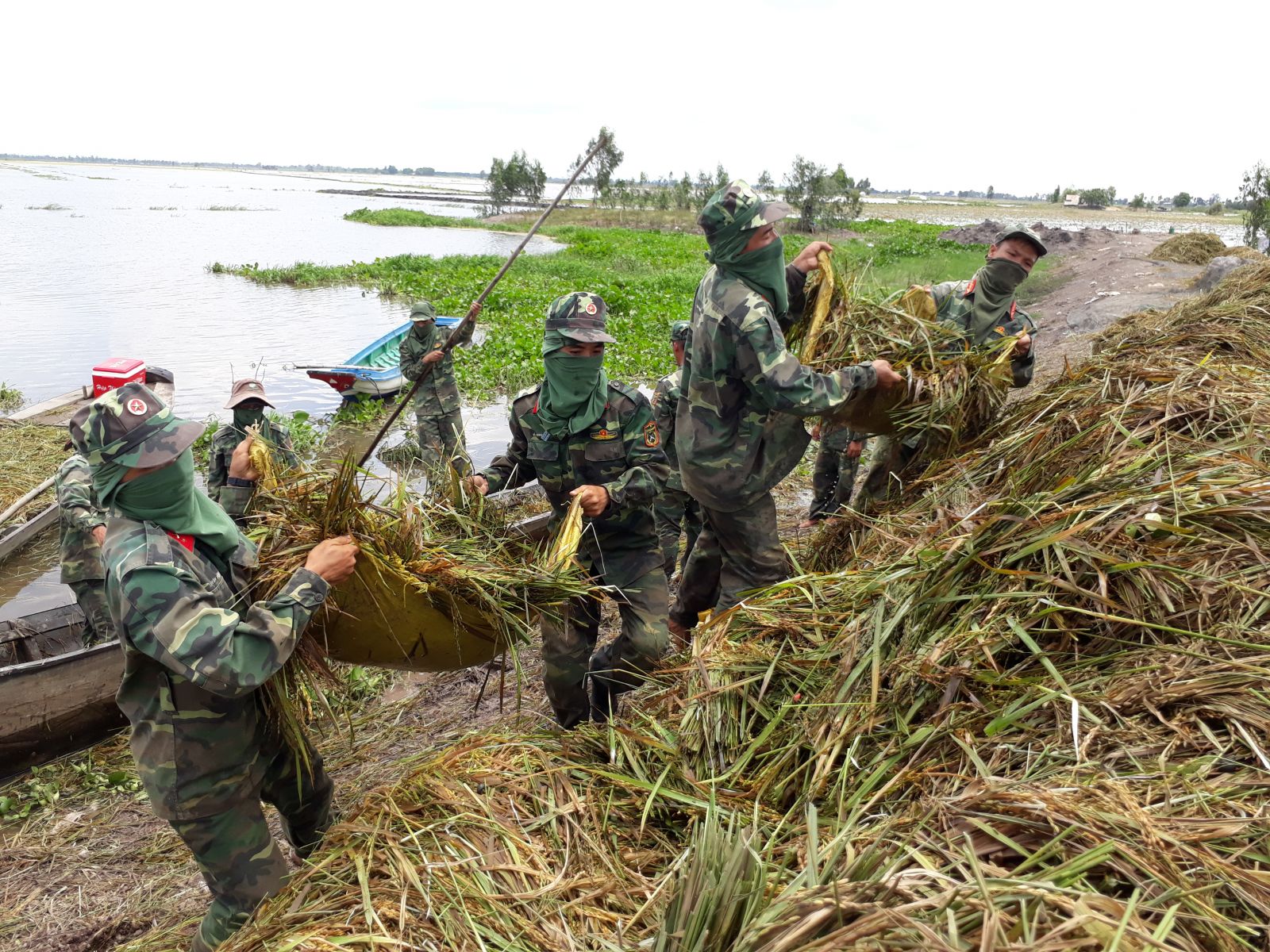 Giúp dân khắc phục thiên 