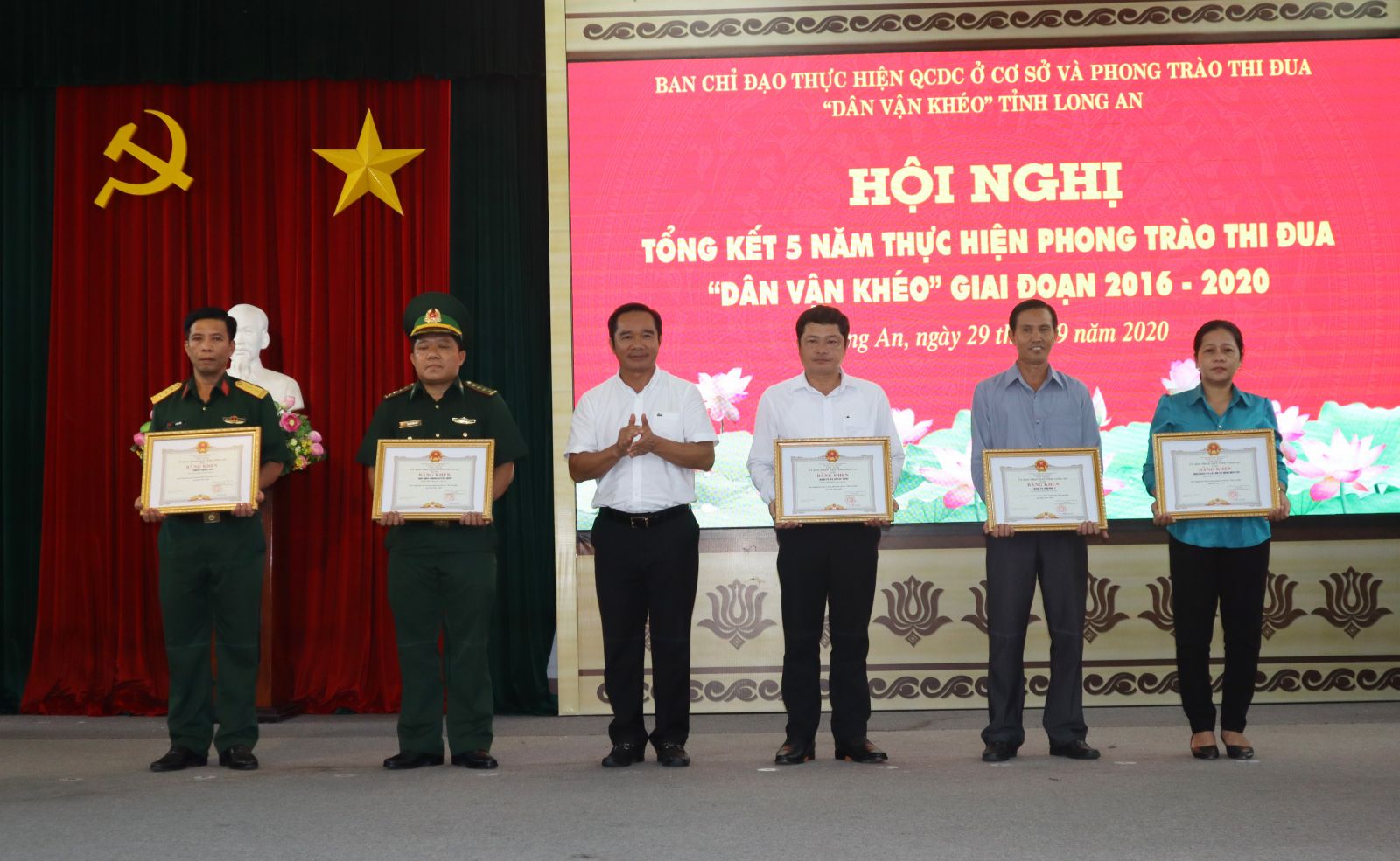 Phó Bí thư Thường trực Tỉnh ủy - Nguyễn Văn Được trao bằng khen cho các tập thể đã có thành tích xuất sắc trong phong trào thi đua Dân vận khéo giai đoạn 2016-2020