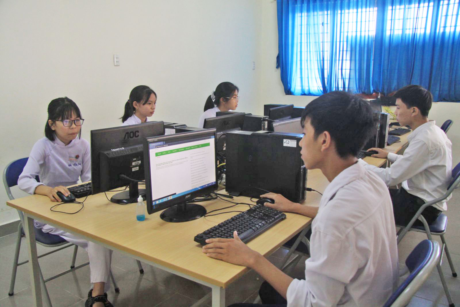 Học sinh Trường THPT Phan Văn Đạt truy cập Internet tra cứu thông tin tại thư viện, minh chứng cho khoảng cách về điều kiện học tập tại vùng sâu so với vùng thuận lợi dần được rút ngắn