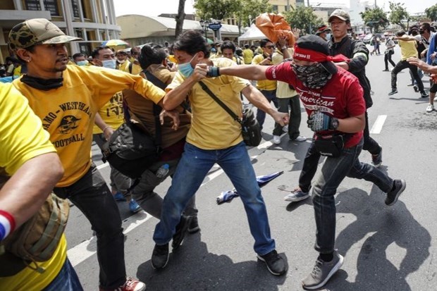 Pro-democracy protesters clash with monarchy supporters during the anti-government protests in Bangkok, Thailand. (Photo: EPA)
