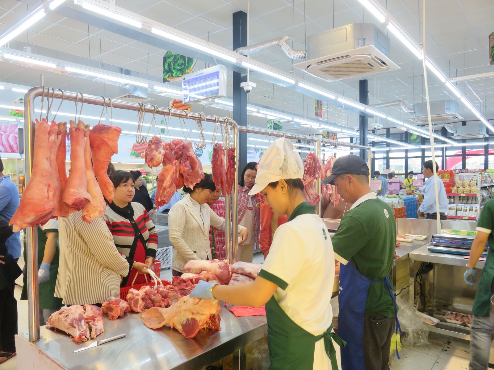Người dân mua sắm tại cửa hàng San Hà Foodstore
