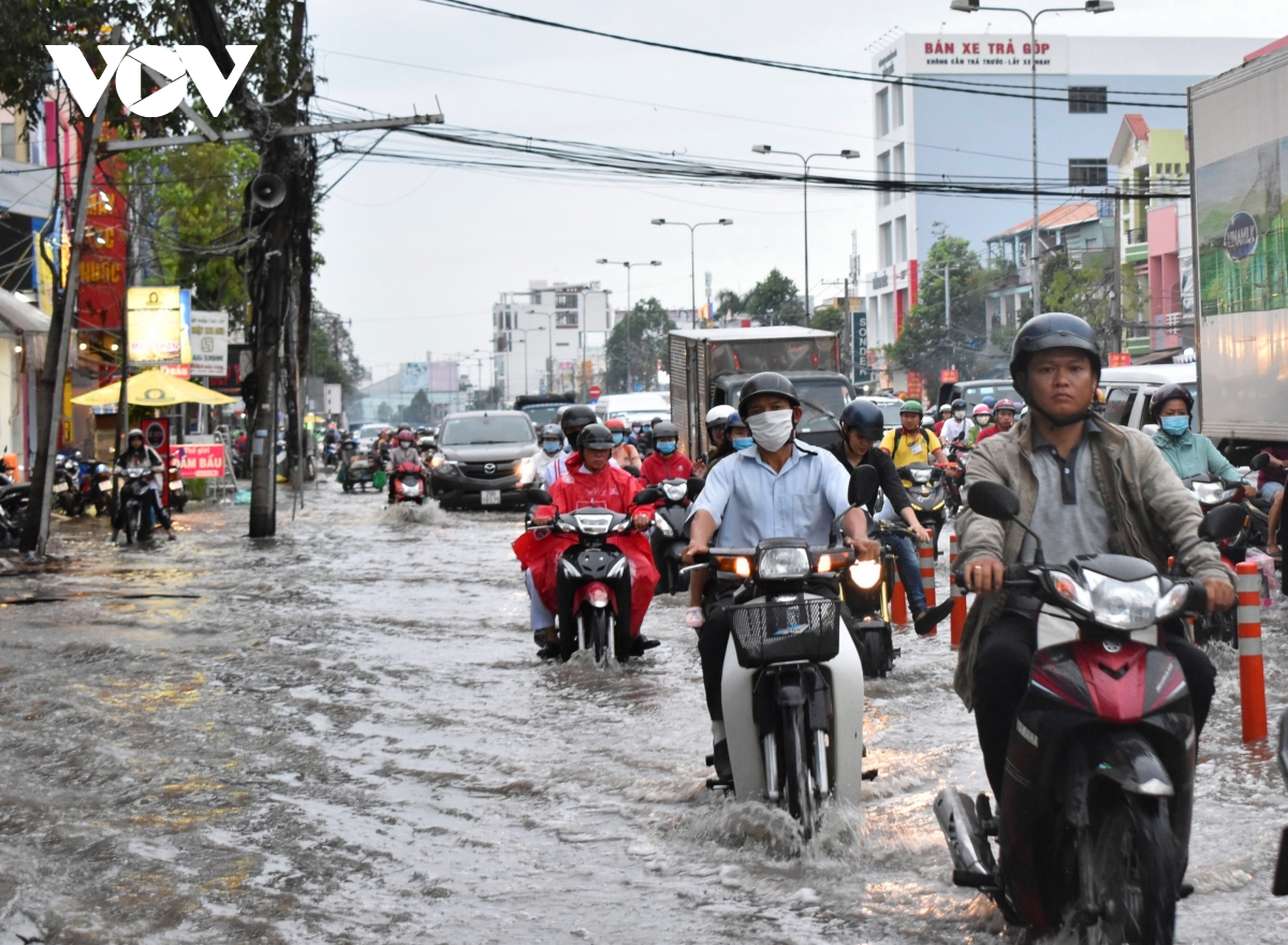 Triều cường dâng cao khiến đoạn đường Mậu Thân trước Siêu thị Lotte Mart Cần Thơ, bị ngập sâu trong nước.