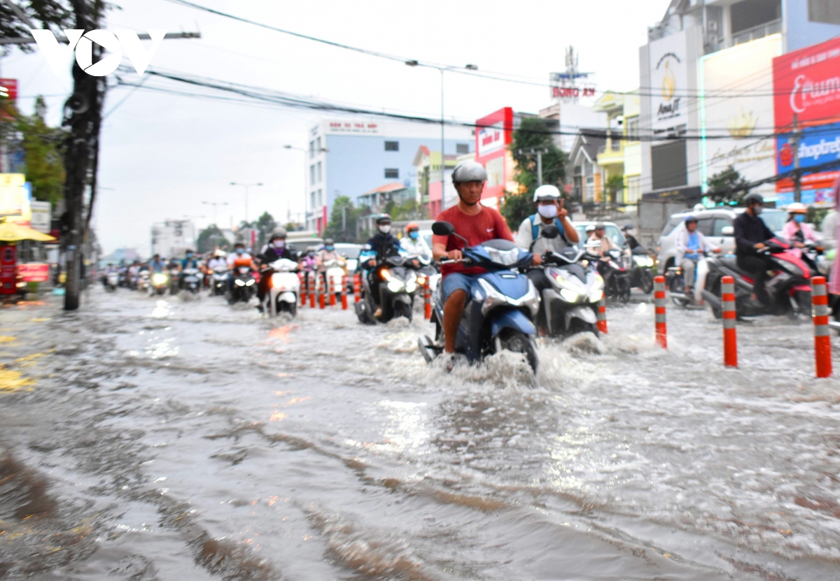 Mức độ rủi ro thiên tai do triều cường ở Cần Thơ có khả năng đạt cấp độ 3 Hình ảnh triều cường ghi nhận được vào chiều ngày 16-10 trên đường Mậu Thân, quận Ninh Kiều.