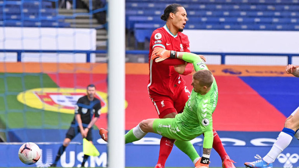 Tình huống vào bóng của Pickford khiến Van Dijk gặp chấn thương - Ảnh: GETTY IMAGES