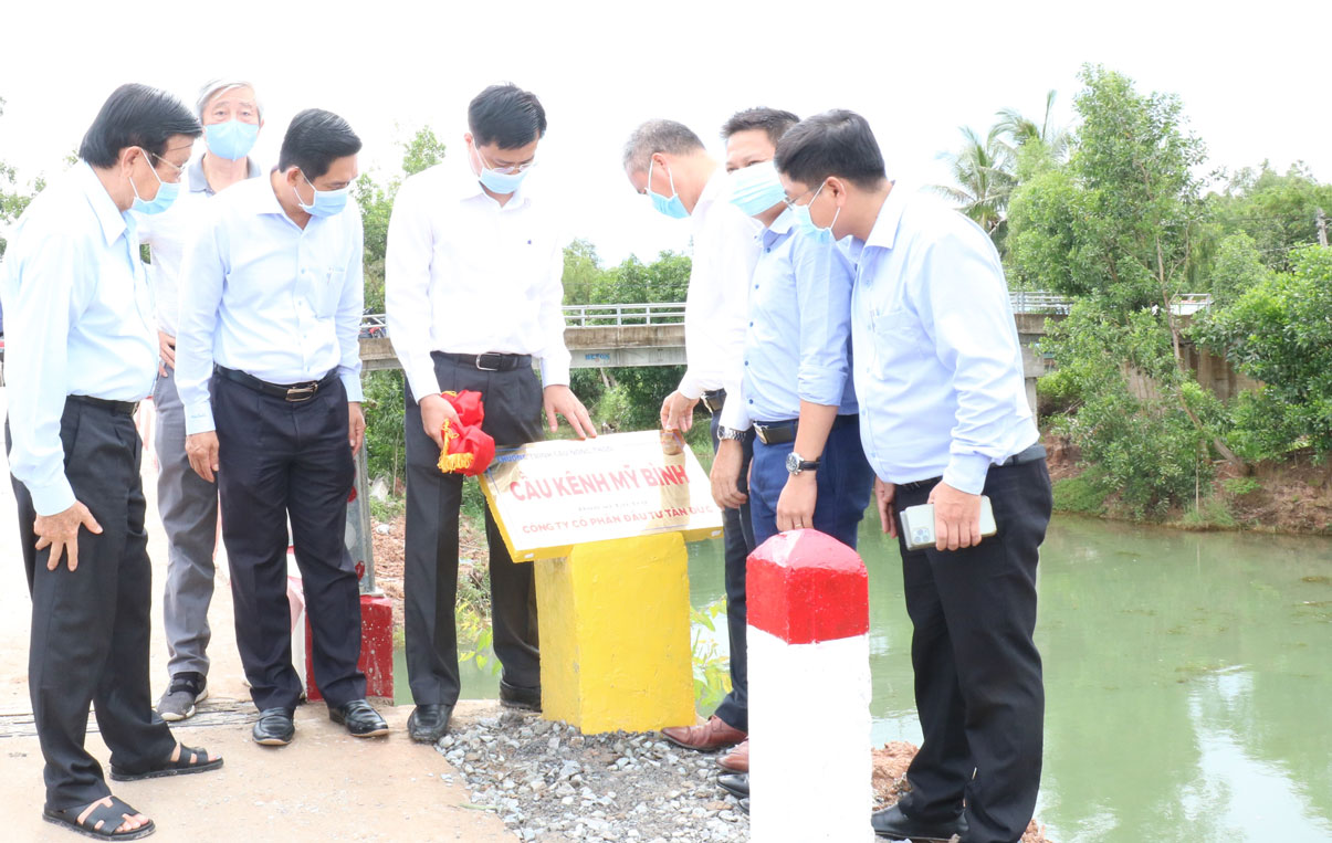 Sản xuất, kinh doanh gắn với hoạt động an sinh xã hội Công ty Cổ phần Đầu tư Tân Đức tham gia chương trình Cầu nông thôn do nguyên Chủ tịch nước - Trương Tấn Sang vận động